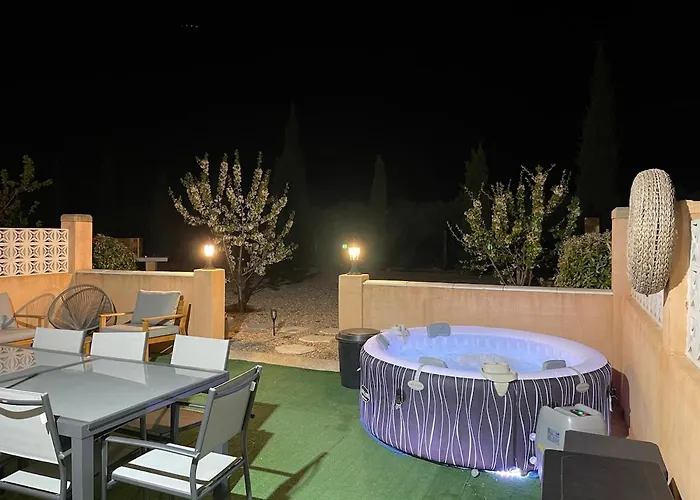 -villa Vigneronne Moderne Piscine Et Jaccuzi Villa *