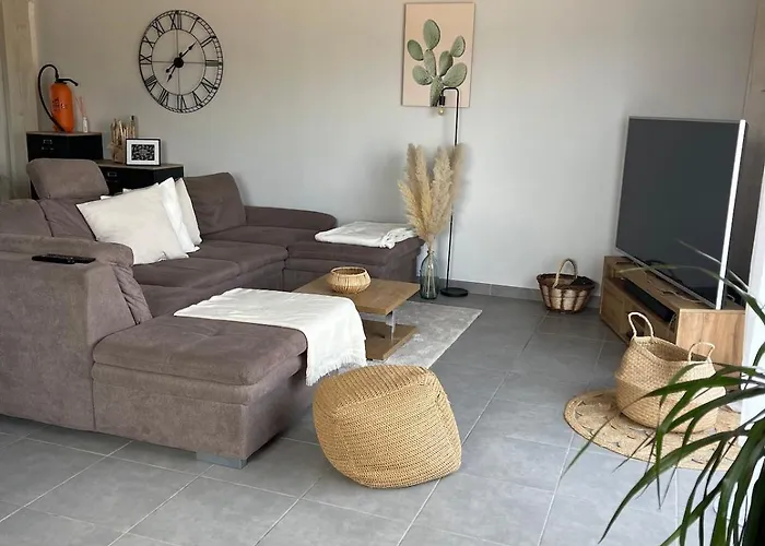 -villa Vigneronne Moderne Piscine Et Jaccuzi Villa *